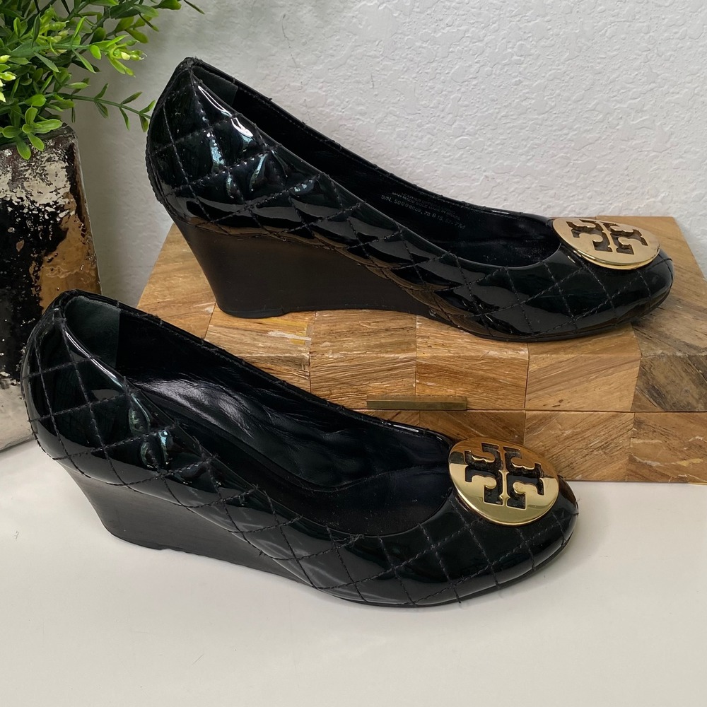 Tory Burch Black Patent Leather Quilted Wedge Heel Pumps Gold Logo Designer SZ 7 - Picture 2 of 8